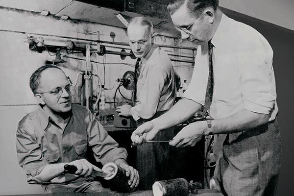 De uitvinders van PTFE, chemici Roy Plunkett (rechts) en Robert McHarness (midden) en technicus Jack Rebok van Dupont spelen de ontdekking van fluorkoolwaterstofpolymeren na. Copyright: Hagley museum and Library.